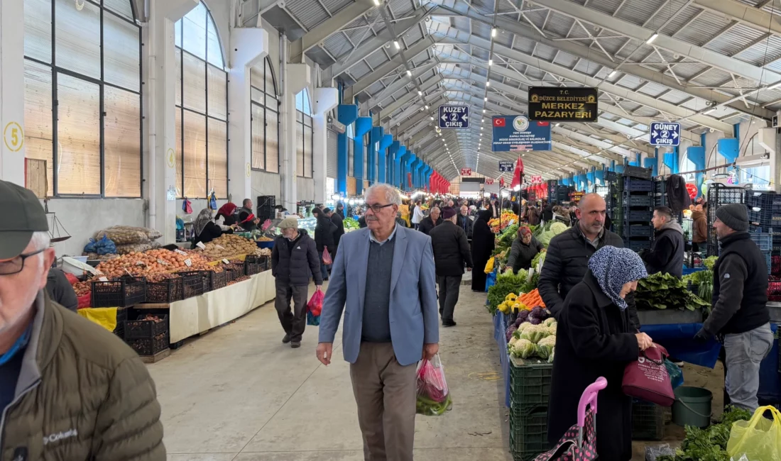 Düzce’de ramazan ayının ilk gününde pazarda yoğunluk yaşandı.