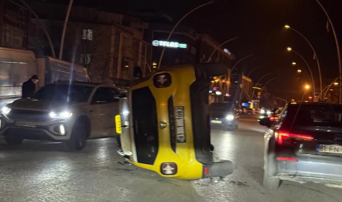 Düzce’de kontrolden çıkan ticari taksinin başka bir otomobile çarpıp devrilmesi