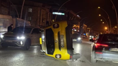 Düzce’de kontrolden çıkan ticari taksinin başka bir otomobile çarpıp devrilmesi