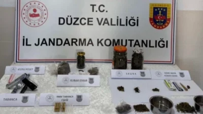 Düzce’de jandarma ekiplerince düzenlenen uyuşturucu operasyonunda 2 şüpheli gözaltına alındı.