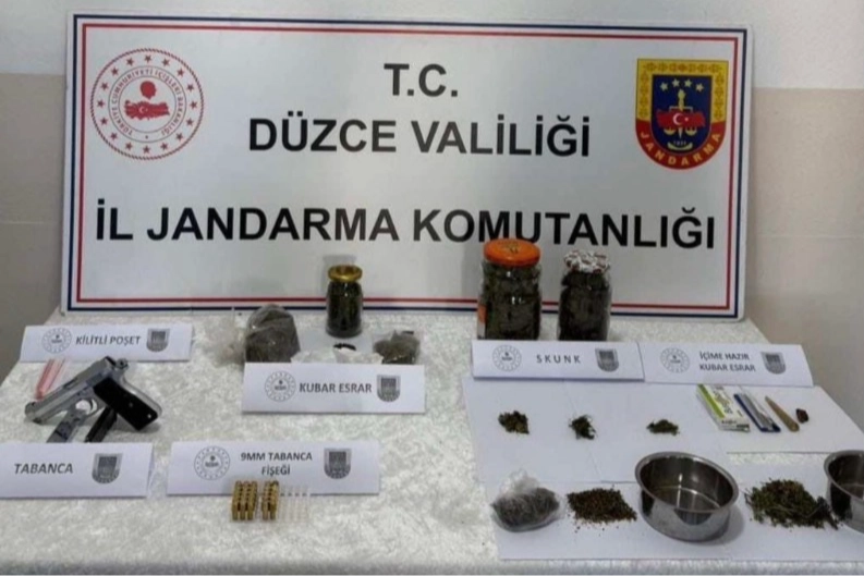 Düzce’de jandarma ekiplerince düzenlenen uyuşturucu operasyonunda 2 şüpheli gözaltına alındı.