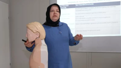 Kocaeli Büyükşehir Belediyesi’nin düzenli olarak gerçekleştirdiği ilk yardım eğitimleri, kurum