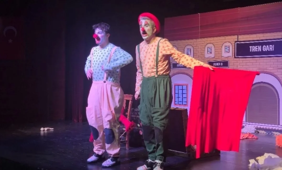 İnegöl Belediyesi Şehir Tiyatrosu’nun çocuklara yönelik “İki Bavul Dolusu” oyunu,