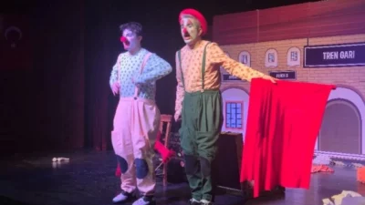 İnegöl Belediyesi Şehir Tiyatrosu’nun çocuklara yönelik “İki Bavul Dolusu” oyunu,