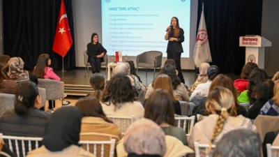 İzmir'de Bornova Belediyesi’nin ev sahipliğinde düzenlenen panelde, çocuğa yönelik şiddet