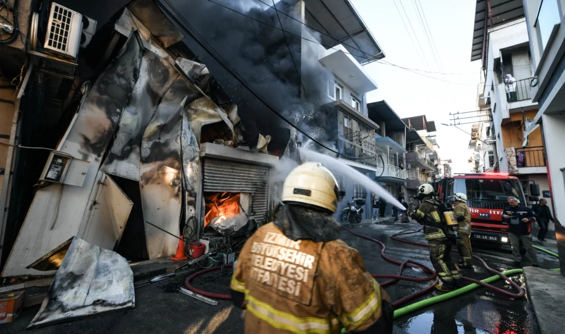 İzmir’in Buca ilçesinde yoğurt üretimi yapılan iş yerinde çıkan yangın,
