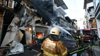 İzmir’in Buca ilçesinde yoğurt üretimi yapılan iş yerinde çıkan yangın,