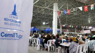 İzmir Büyükşehir Belediyesi, ramazanın ilk gününde Gaziemir’de kurduğu iftar sofrasında