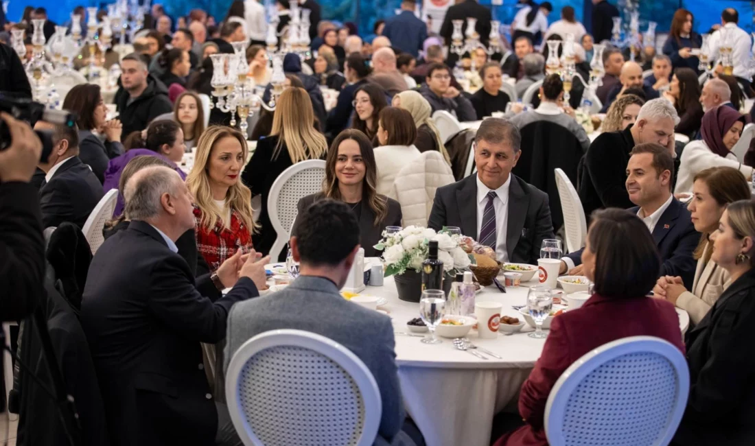 İzmir’de düzenlenen geleneksel Balıkesirliler iftar programında birlik ve dayanışma mesajları