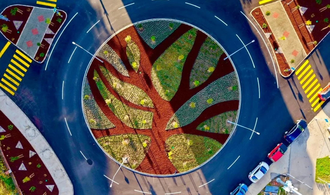 İzmir Büyükşehir Belediyesi, kavşak ve refüjler başta olmak üzere kamusal