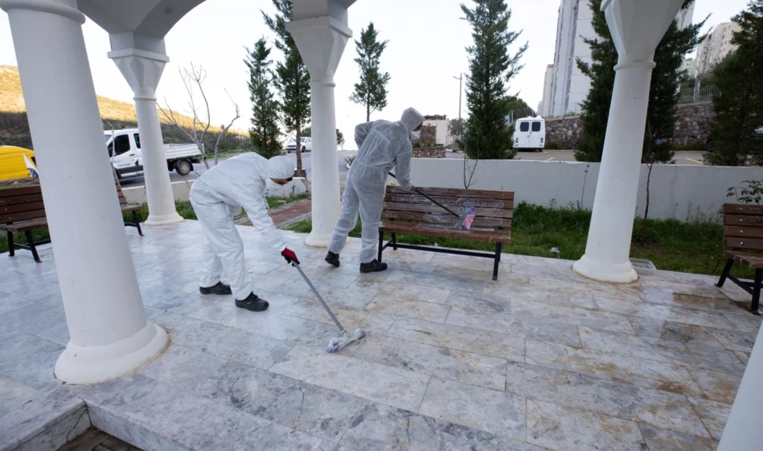İzmir'de Narlıdere Belediyesi, Ramazan ayı öncesinde ilçedeki ibadethanelerin avluları, bahçeleri