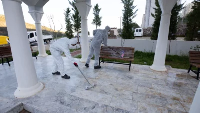 İzmir'de Narlıdere Belediyesi, Ramazan ayı öncesinde ilçedeki ibadethanelerin avluları, bahçeleri