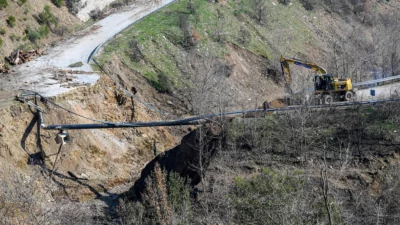 İzmir Büyükşehir Belediyesi, Ödemiş’te Çamyayla-Horzum yolunda orman yangınlarının ardından kesilen