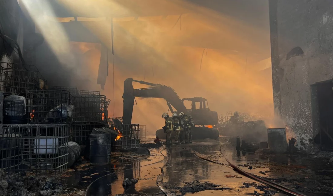 Torbalı’daki geri dönüşüm fabrikasında çıkan yangın, itfaiye ekiplerinin hızlı ve