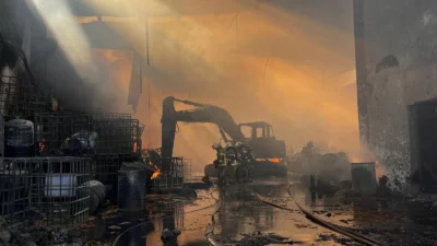 Torbalı’daki geri dönüşüm fabrikasında çıkan yangın, itfaiye ekiplerinin hızlı ve