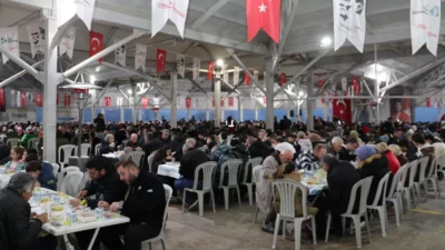 İzmit Belediyesi, Ramazan ayının paylaşma ve dayanışma ruhunu mahalle iftarlarıyla