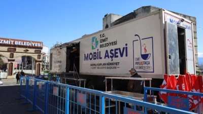 İzmit Belediyesi'nin mobil aşevi bu yıl Kültür Tepesi’ne taşındı. Atatürk