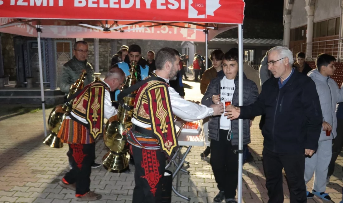 İzmit Belediyesi, Ayaztepe Camii’nde teravih namazı sonrası cemaate şerbet ve