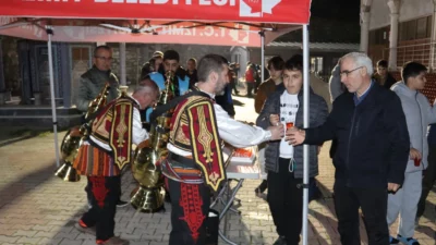 İzmit Belediyesi, Ayaztepe Camii’nde teravih namazı sonrası cemaate şerbet ve