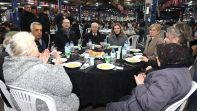 Bursa Büyükşehir Belediyesi’nin Karacabey ilçesinde düzenlediği iftar programında vatandaşlar aynı