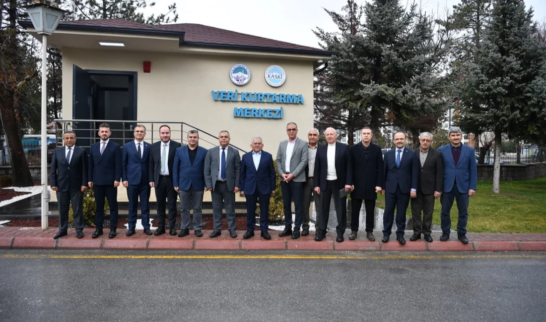 Kayseri Büyükşehir Belediye Başkanı Dr. Memduh Büyükkılıç, KASKİ yerleşkesi içerisinde