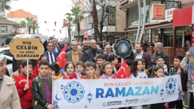 Kocaeli Çayırova Belediye Başkanı Bünyamin Çiftçi ve yüzlerce Çayırovalı minik öğrenci,