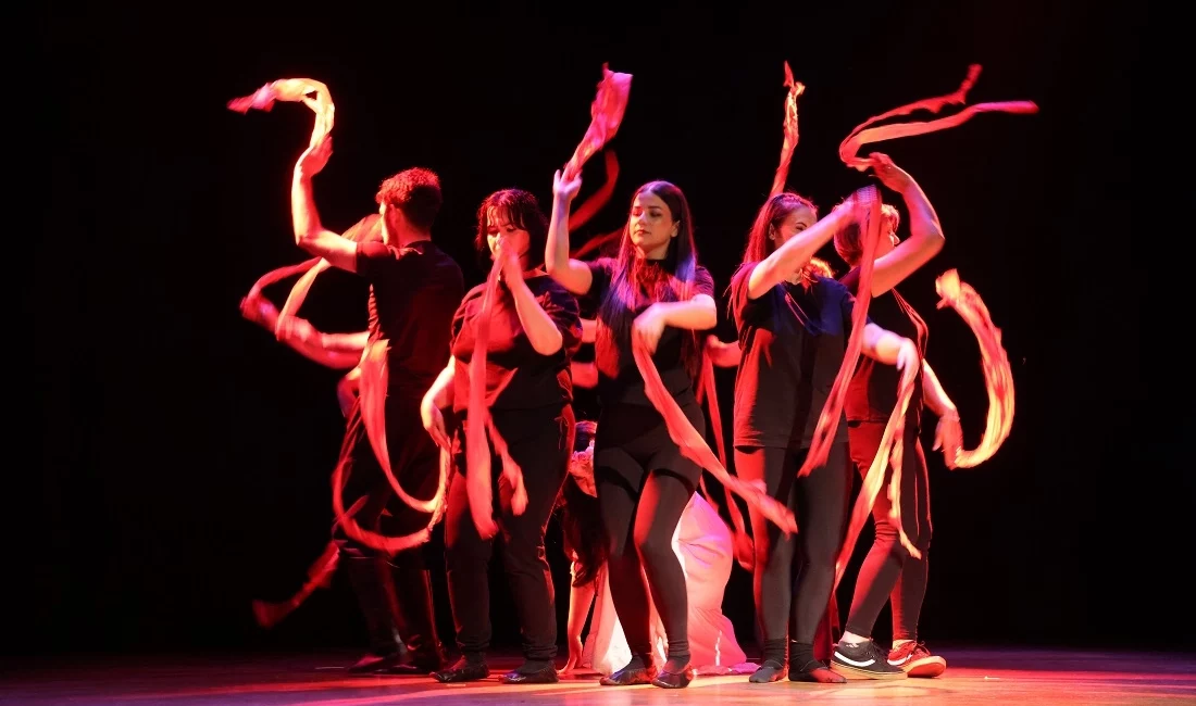 Kocaeli Büyükşehir Belediyesi bünyesinde faaliyet gösteren KO-MEK uygulamalı tiyatro branşı