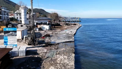 Kocaeli Büyükşehir Belediyesi, Gölcük Ulaşlı sahilini deniz taşkınlarından koruyacak çalışmalarda