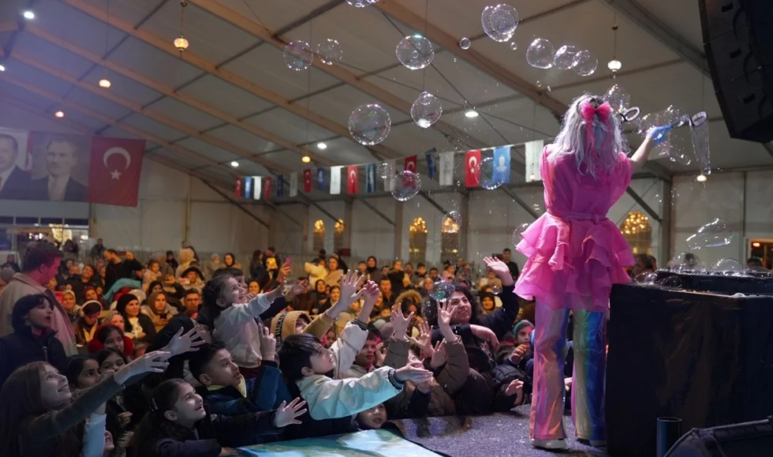 Ramazan sevinci Kocaeli Büyükşehir Belediyesi’nin İzmit Kent Meydanı’nda kurduğu Ramazan