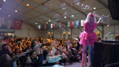 Ramazan sevinci Kocaeli Büyükşehir Belediyesi’nin İzmit Kent Meydanı’nda kurduğu Ramazan