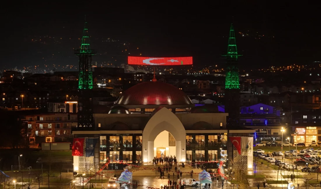 Kocaeli Büyükşehir Belediyesi’nin ilçeye kazandırdığı Kartepe Kent Meydanı Camii, ibadete