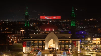 Kocaeli Büyükşehir Belediyesi’nin ilçeye kazandırdığı Kartepe Kent Meydanı Camii, ibadete