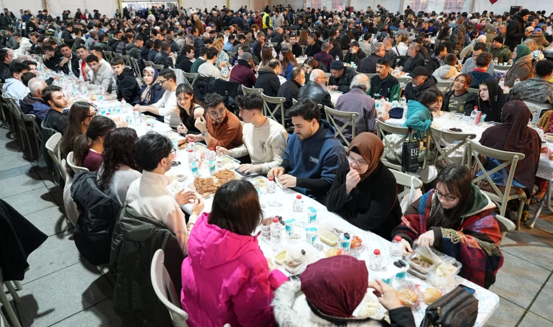 Kocaeli Büyükşehir Belediyesi'nin İzmit Kent Meydanı’nda kurduğu Ramazan Çadırı birlik