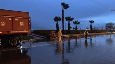 İzmir’de gün boyunca etkili olan yağmur, düşen hava basıncı ve