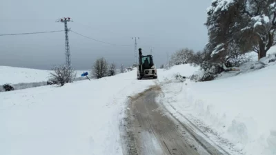 Malatya Büyükşehir Belediyesi ekipleri, il genelinde etkisini sürdüren kar yağışına