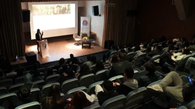 Maltepe Belediyesi, üniversiteye hazırlanan gençlerin meslek seçim sürecine ışık tutmak