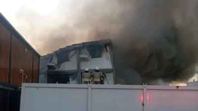 Manisa’nın Şehzadeler ilçesinde TOKİ konutları şantiyesindeki işçi konteynerinde çıkan yangın