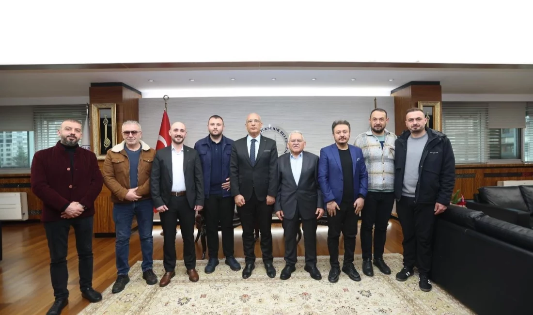 Kayseri Büyükşehir Belediye Başkanı Dr. Memduh Büyükkılıç, makamında gerçekleşen bir