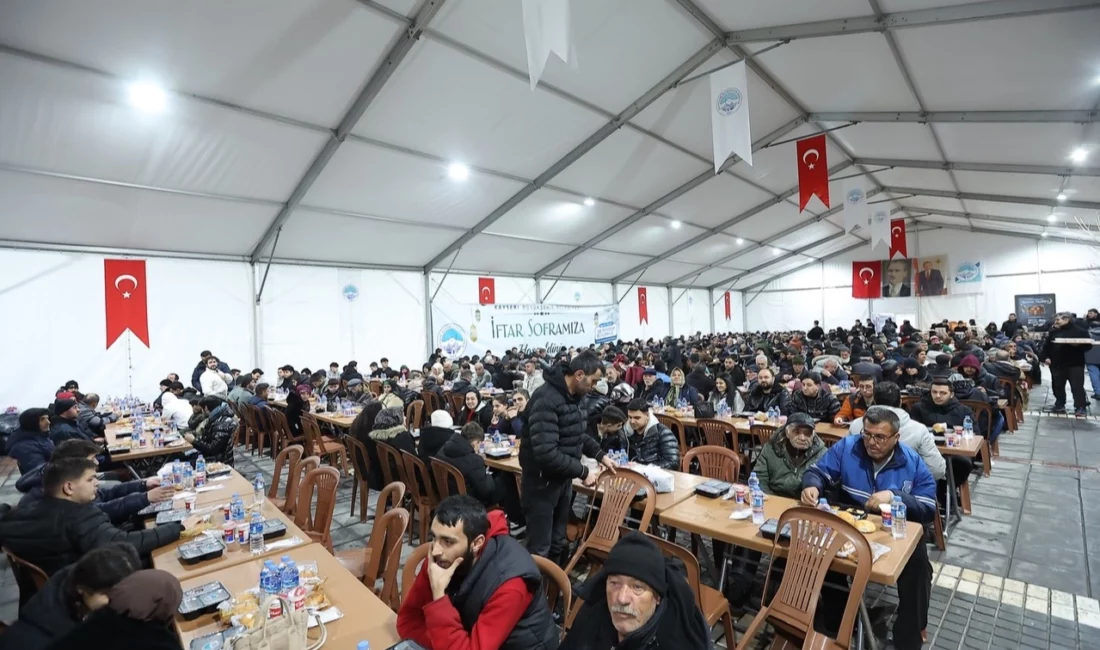 Kayseri Büyükşehir Belediyesi’nin ramazan ayına özel olarak kurduğu iftar çadırını