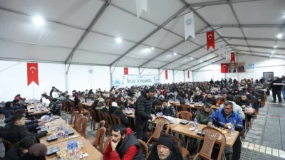 Kayseri Büyükşehir Belediyesi’nin ramazan ayına özel olarak kurduğu iftar çadırını