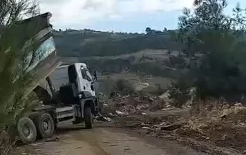 Mersin'de Yenişehir Belediyesi'ne bağlı çöp aracı, Mezitli Çevlik'te ormanlık alana
