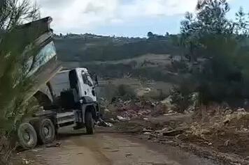Mersin'de Yenişehir Belediyesi'ne bağlı çöp aracı, Mezitli Çevlik'te ormanlık alana