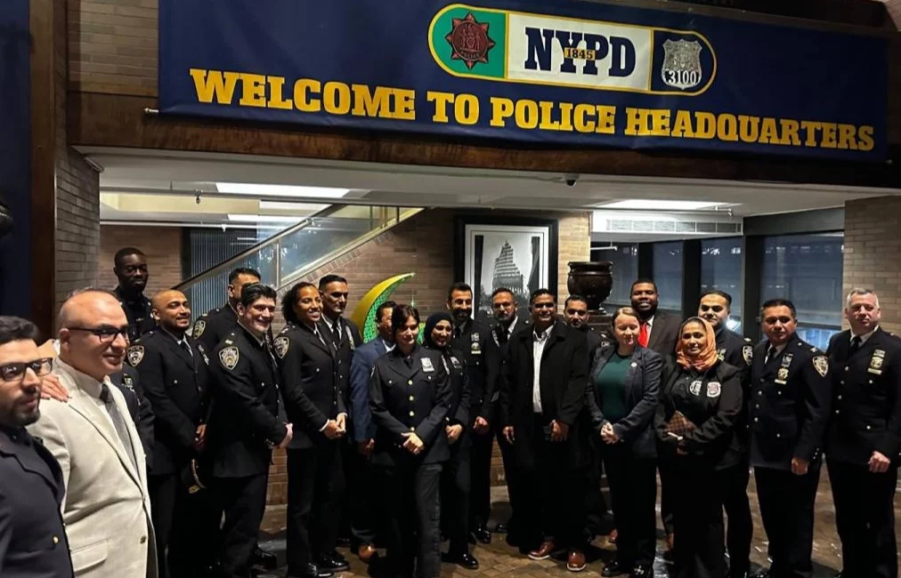 NYPD bünyesindeki Müslüman Polisler Derneği, Manhattan’daki polis merkezinde düzenlediği hilal