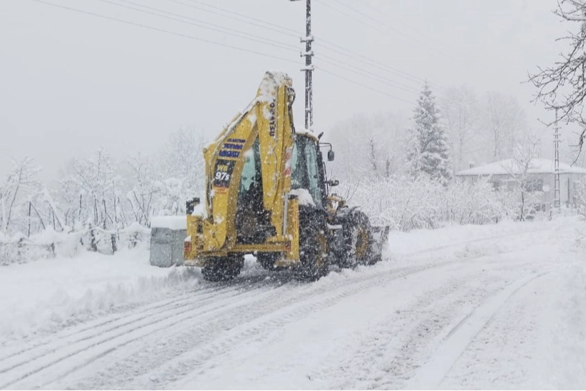 Ordu Büyükşehir Belediyesi ekipleri, 24 saatte 472 mahalle yolunu ulaşıma