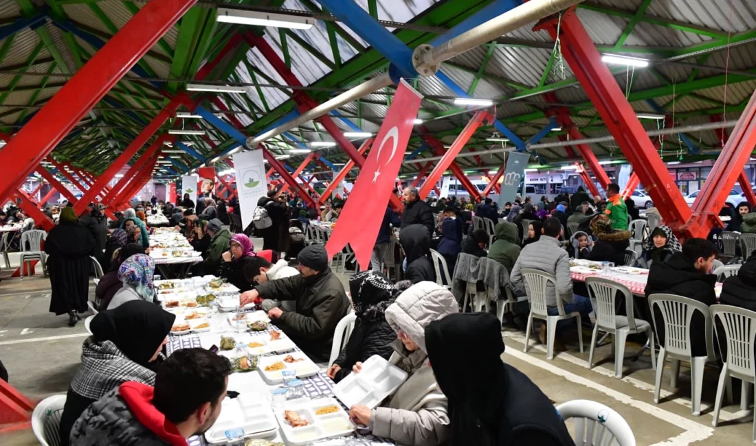 Osmangazi Belediyesi’nin, Soğanlı Mahallesi’nde kurduğu iftar sofrasıyla yüzlerce vatandaş, Ramazan’ın
