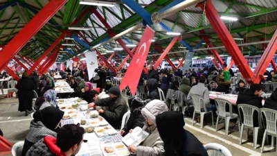 Osmangazi Belediyesi’nin, Soğanlı Mahallesi’nde kurduğu iftar sofrasıyla yüzlerce vatandaş, Ramazan’ın