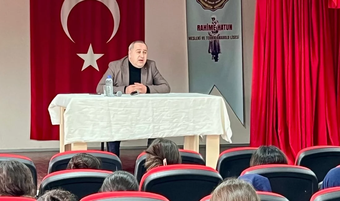 Osmaniye’de düzenlenen Medya Okuryazarlığı Konferansı’nda öğrencilerle buluşan Osmaniye Gazeteciler Cemiyeti