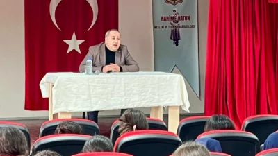 Osmaniye’de düzenlenen Medya Okuryazarlığı Konferansı’nda öğrencilerle buluşan Osmaniye Gazeteciler Cemiyeti