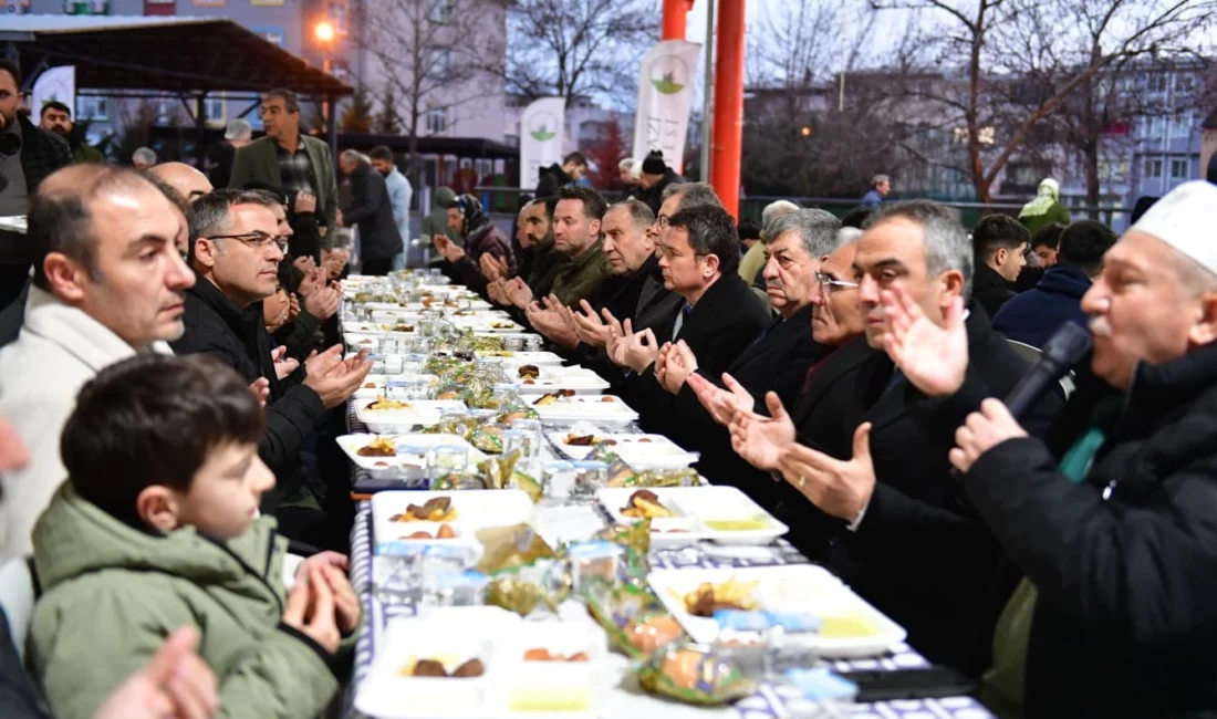 Osmangazi Belediyesi’nin mahalle iftarları kapsamında Panayır Mahallesi’nde kurduğu gönül sofrası,