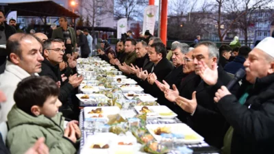 Osmangazi Belediyesi’nin mahalle iftarları kapsamında Panayır Mahallesi’nde kurduğu gönül sofrası,